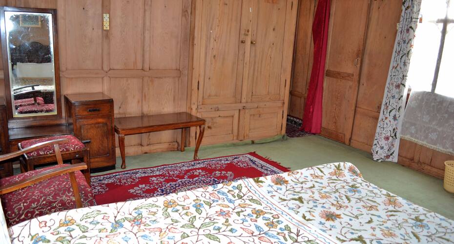 Hunza Houseboat, Srinagar 3